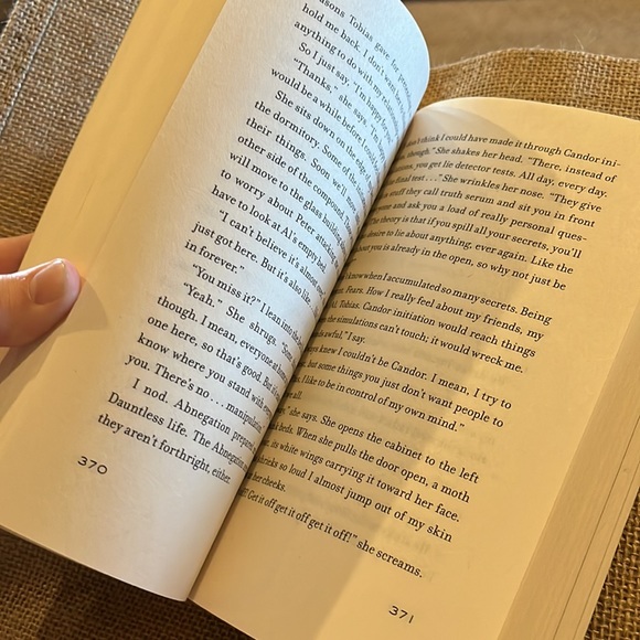 DIVERGENT by Veronica Roth  book - Picture 6 of 6